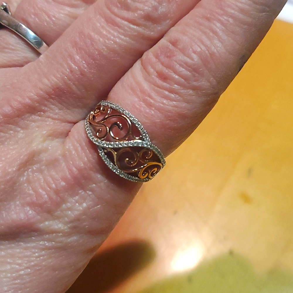 Sterling silver two tone vines ring.